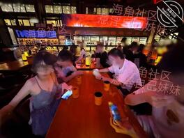 【原创内容98】放假了，约同学一起出去喝酒，半夜偷摸又操上妹妹了0