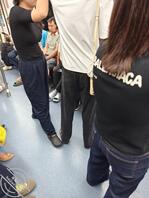 地铁偷拍大胸妹，这大奶子真想上手颠一颠。不走光都这么勾人。1