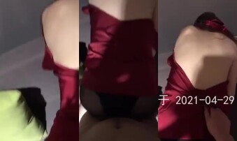 沙发后入害羞的长腿少妇，穿着黑丝袜让我撕开