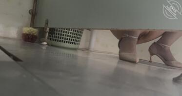 公司50岁同事姐姐入厕偷怕，这穴真的好嫩，好想要！有大哥支招吗？1