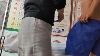 【原创视频】中途有人来了，和理疗店老板做爱被打断了1
