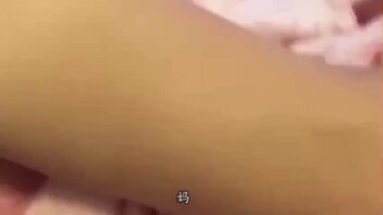 爸爸长期在外出差，我兽性大发强上美乳爱喷水的妈妈