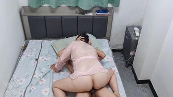 【原创视频】洗脸大姨妈刚走没多久，就来给我舔鸡巴，并让她穿了情趣服2