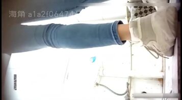 【厕拍】看美女尿尿