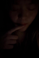 【章哥经典】又嫩又听话的女大在宿舍床上拿着小夜灯照小穴给主人看