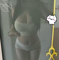 19岁大胸小母狗，要把内衣撑爆了。你们喜欢胸大的还是胸小一点的呢？