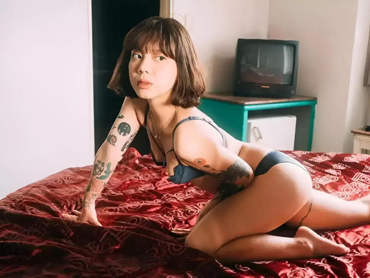 20岁纹身学生妹 陈妤婕 惨遭闺蜜颜思妤背刺 手机性爱视频被录屏曝光 画面香艳刺激到炸！