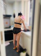 长腿肥臀人妻，光着身子给你们做饭！