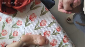 绿母之射到骚妈臭脚上，露脸老妈刘小凤