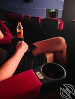 约妹妹出来看了电影，并用手摸了几下大长腿