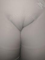 逼逼被紧身裤勒出屄缝的母狗