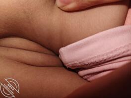 女儿的逼摸着挺爽