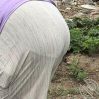 透过母亲穿的长裤，看到母亲的内裤0