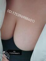 不穿胸罩出门是种什么体验！碰到别人不是直接撞到大奶子上了2