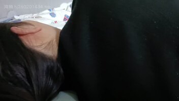 老婆没穿内裤睡午觉被朋友看见迫不及待就插入了，直接内射