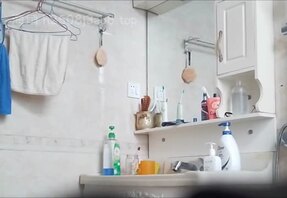 偷拍贫乳姐姐洗澡时脱光衣服裸体