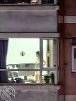 无意间发现这母狗回家就在客厅脱衣服，然后站窗户。面前展示一会，就连洗完澡