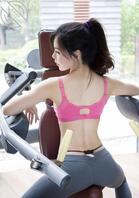 看着练瑜伽裤少妇的诱惑1