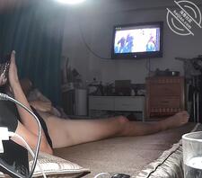 今天台风，早早的洗澡躺床上操老婆骚逼。0