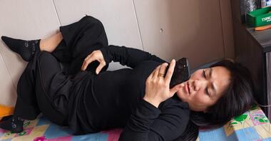 大嫂费喜静在我面前整只手伸进去挠她的臭骚逼，被我哥艹有的炎症了？2