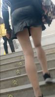 【露脸视频】在某地铁站偶遇一位超短裙丝袜美女，身材高挑丝袜美图看了就鸡动2