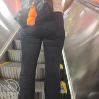 女大学生的黑色紧身牛仔裤0
