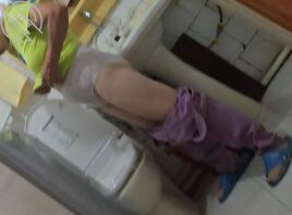 大姨上厕所不关门2