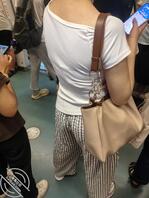 同行一起走的美女0