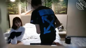 平面模特妹子借口遛狗背着男友去酒店 与眼镜男翻云覆雨 附写真0