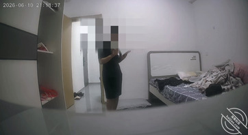 8.上次偷拍妈妈洗澡，这次偷拍妈妈换衣服，一如既往的清晰看到妈妈的大奶0