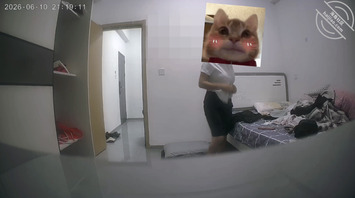 8.上次偷拍妈妈洗澡，这次偷拍妈妈换衣服，一如既往的清晰看到妈妈的大奶1