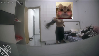 8.上次偷拍妈妈洗澡，这次偷拍妈妈换衣服，一如既往的清晰看到妈妈的大奶2
