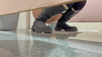 【个人原创 厕拍】超粉微毛逼修长大腿小姐姐放尿盗摄！！！