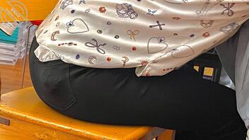 穿紧身裤的小骚货同事0