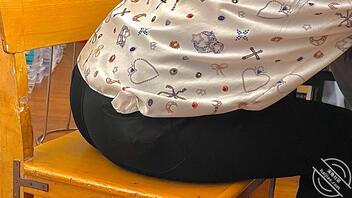 穿紧身裤的小骚货同事1