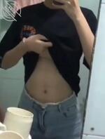 舍友在外边催我,我在里边自拍发骚,渴望被哥哥玩弄1