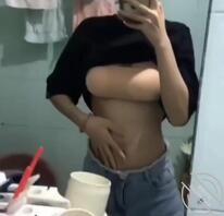 舍友在外边催我,我在里边自拍发骚,渴望被哥哥玩弄2