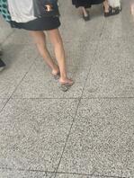 （73）跟拍短裙性感高跟凉鞋美骚货1