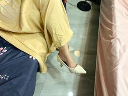 舅妈的裙底藏着什么呢？除了湿漉漉的内裤还能有啥？真难猜 2