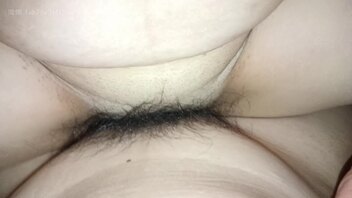 大白天老婆逼痒，晚上让骚逼野外露出