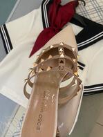 给丈母娘小姨子保养内衣鞋，射在小姨子华伦天奴上1