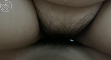 骚妈看着自己3P的视频，被老爹内射后又被我内射0