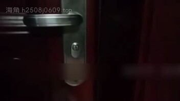 嫂子开门我是我哥，直接无套内射，把嫂子操到喷水