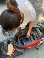 修电动车的老板娘，风韵犹存0