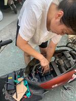 修电动车的老板娘，风韵犹存1