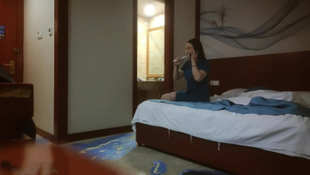 老公出差查岗淡定接起电话“我和姐妹在一起呢”