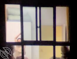 无意间拍到的小骚货站在床边裸舞，笑死我了估计酒喝的多了0