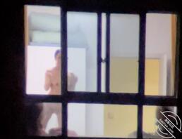 无意间拍到的小骚货站在床边裸舞，笑死我了估计酒喝的多了1