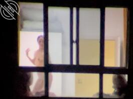 无意间拍到的小骚货站在床边裸舞，笑死我了估计酒喝的多了2