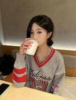 我们学校的女体育生 真的好喜欢她的眼神每次都会被她盯射 好想闻她的臭脚 0